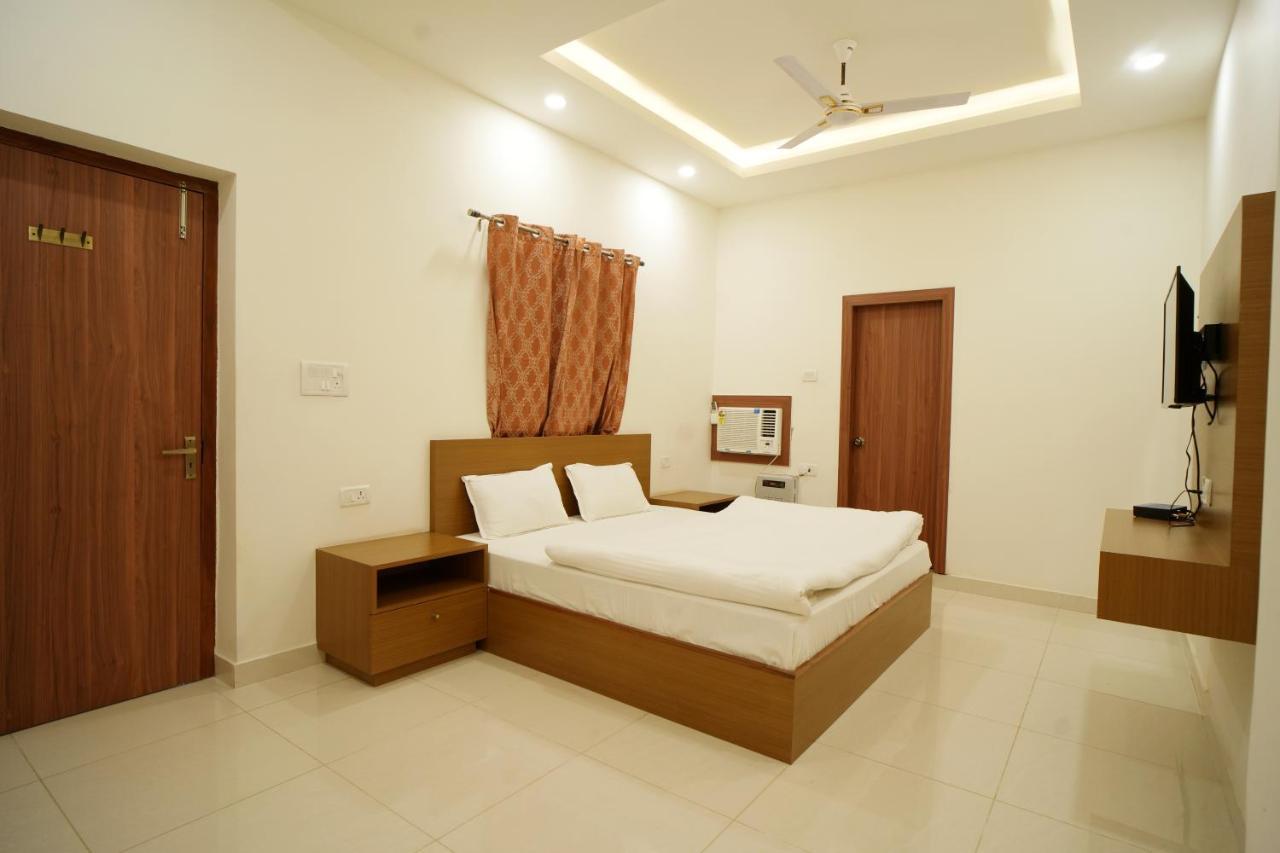 Apoorva Guest House Ayodhya Exterior foto